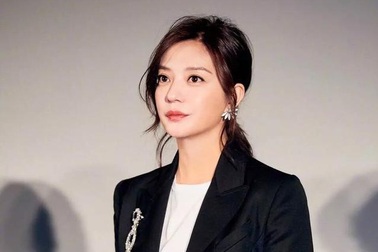 Xôn xao thông tin Triệu Vy bất ngờ bị đóng băng tài sản