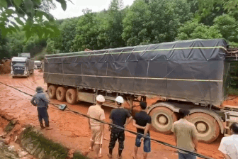 Đèo Lò Xo thông xe, nhiều phương tiện được "giải thoát" sau 5 ngày mắc kẹt