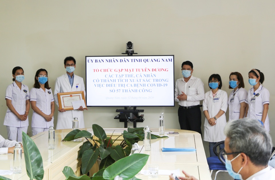 Khen thưởng các y bác sĩ điều trị thành công ca bệnh Covid-19 thứ 57 - 2 Khen thưởng các y bác sĩ điều trị thành công ca bệnh Covid-19 thứ 57 - 2