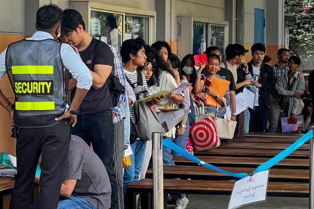 Hàng nghìn thanh niên Myanmar muốn rời đất nước sau lệnh gọi nhập ngũ - 2 Hàng nghìn thanh niên Myanmar muốn rời đất nước sau lệnh gọi nhập ngũ - 2