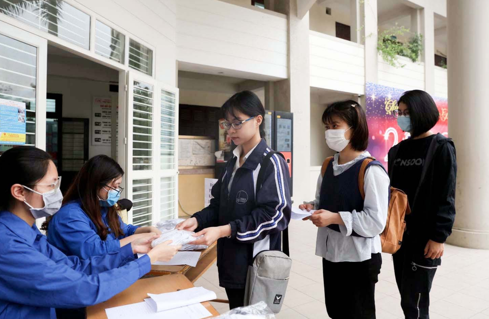 Những sinh viên đầu tiên trở lại trường sau kỳ nghỉ vì covid-19 - 17