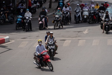 Nhiều phương tiện "núp" bóng râm, vượt đèn đỏ để tránh nắng nóng gay gắt