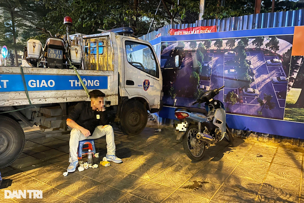 Quái xế thông chốt, tông 2 xe máy làm ngã cả phụ nữ mang bầu - 3 Quái xế thông chốt, tông 2 xe máy làm ngã cả phụ nữ mang bầu - 3