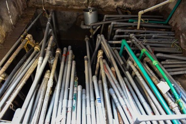 "Mạng nhện" ống nước ở khu tập thể cũ của Hà Nội