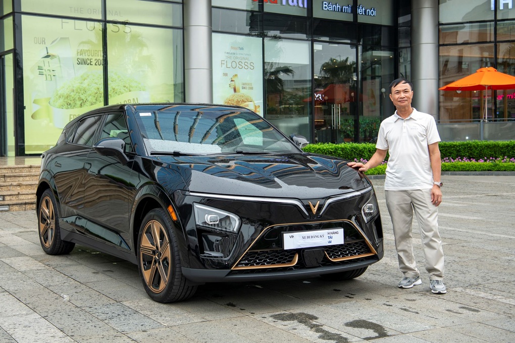 Khách hàng chọn mua VF 7 Hỏa Long Độc Bản vì công nghệ vượt trội - 1 Khách hàng chọn mua VF 7 Hỏa Long Độc Bản vì công nghệ vượt trội - 1