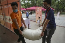 Người dân Hà Nội ùn ùn chở gạo tới góp sức "ATM gạo"