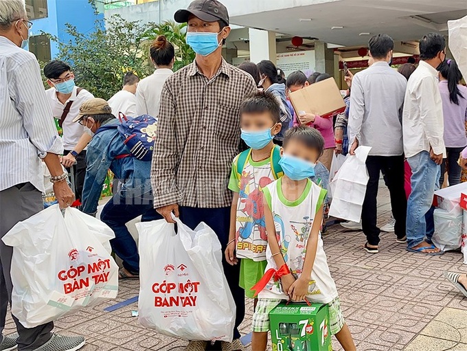 Trẻ em nhận quà từ Chương trình.