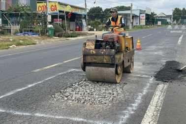 Ngán ngẩm tuyến đường BOT "huyết mạch" xuống cấp, vá víu sơ sài