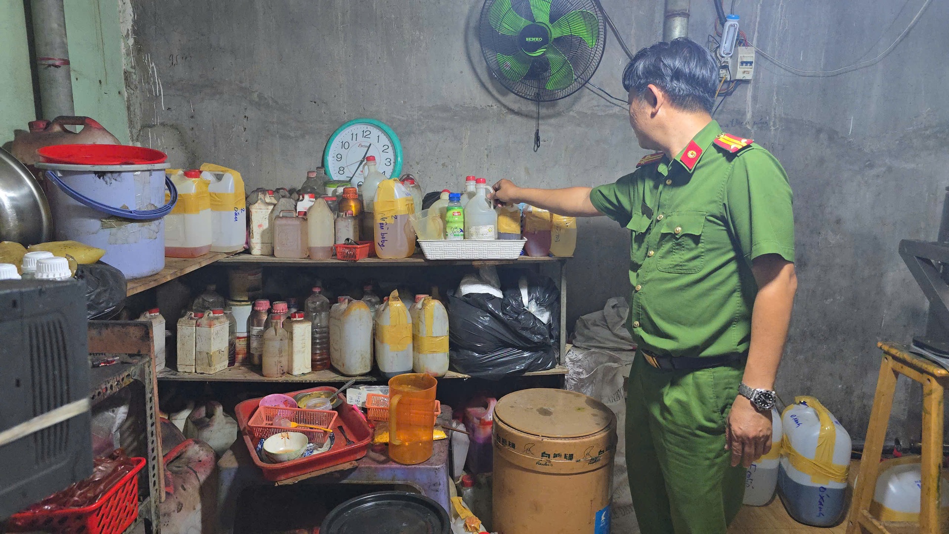 Phòng Cảnh sát kinh tế TPHCM quyết liệt tuyên chiến hàng giả - 7 Phòng Cảnh sát kinh tế TPHCM quyết liệt tuyên chiến hàng giả - 7