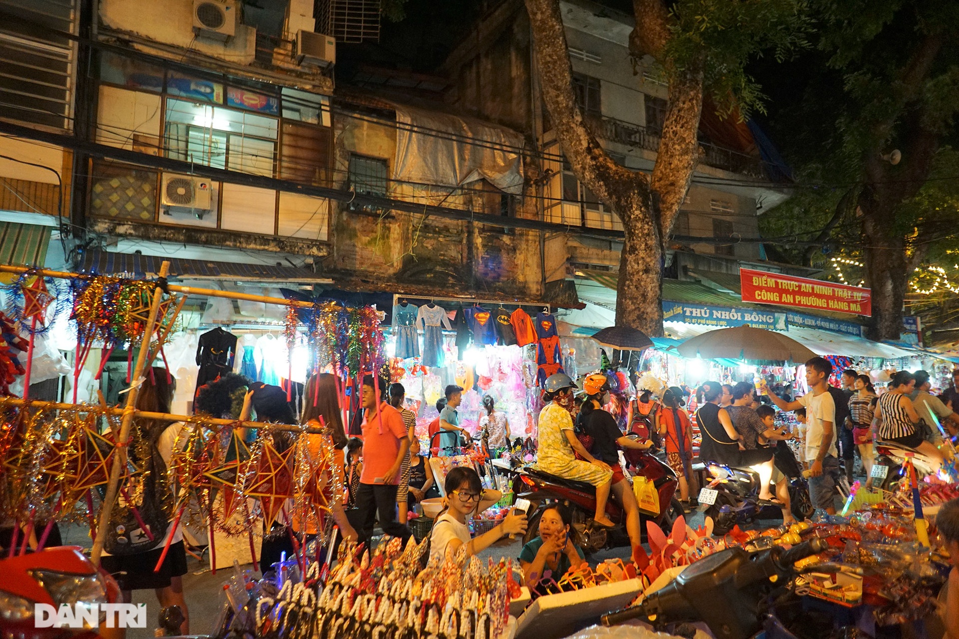 So sánh: Hình ảnh chợ trung thu vắng lặng khác biệt cảnh đông đúc mọi năm - 23