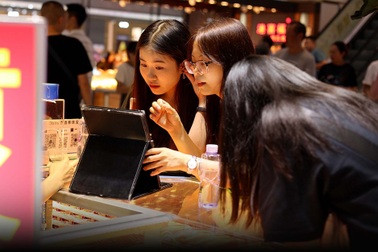 Để tăng sự giàu có, giới trẻ thời nay đổ xô đi mua vàng