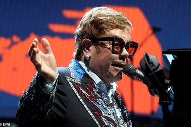 Danh ca Elton John khẳng định không bao giờ đánh mắng con nhỏ