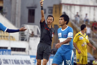 “Vua sân cỏ” trở thành tâm điểm chỉ trích