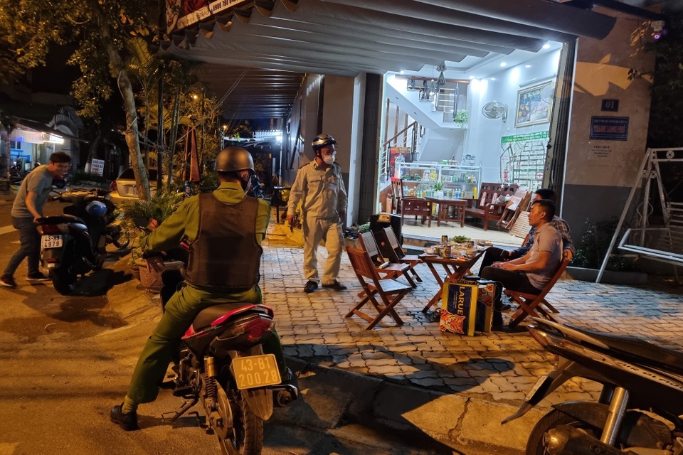 Đà Nẵng: Theo chân đội tuần tra đi xử lý karaoke khủng bố - 1 Đà Nẵng: Theo chân đội tuần tra đi xử lý karaoke khủng bố - 1