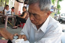 Ông 84 tuổi vẫn hăng hái đưa cháu đi thi đại học