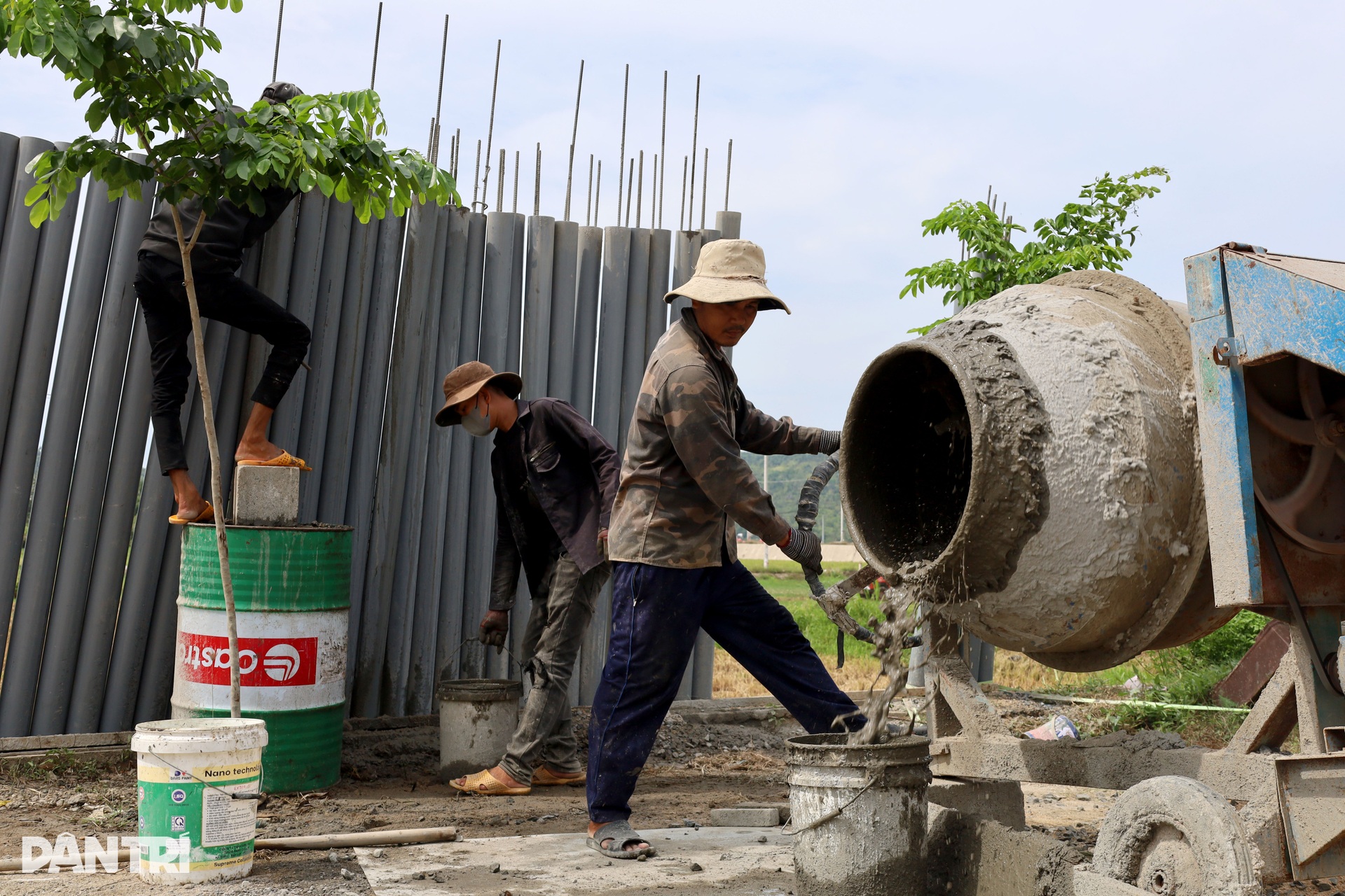 Hình hài các căn nhà nổi đầu tiên hỗ trợ người dân vùng lũ Đắk Lắk - 13