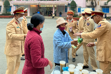 Cảnh sát giao thông nấu cháo cho bệnh nhân nghèo, giúp đỡ người dân khi làm nhiệm vụ