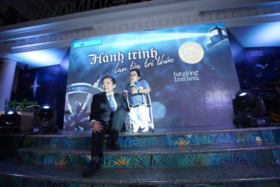First News tặng 25.000 cuốn sách “Hạt giống tâm hồn” nhân 25 năm “khai tâm mở trí” - 3 First News tặng 25.000 cuốn sách “Hạt giống tâm hồn” nhân 25 năm “khai tâm mở trí” - 3