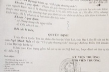Dùng ly thủy tinh ném mẹ nhưng trúng con, bị truy tố tội “Cố ý gây thương tích”!
