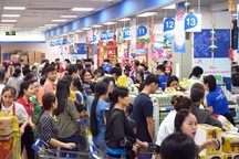 TPHCM: Người dân “rồng rắn” chờ tính tiền ở siêu thị trong ngày cao điểm Tết