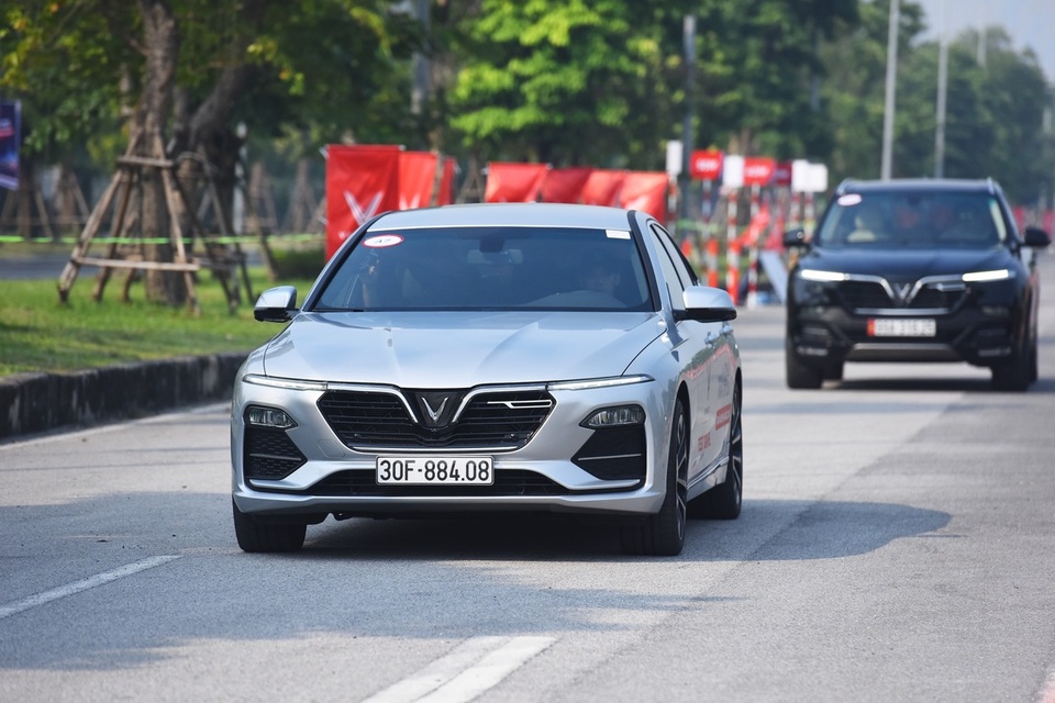 Bán xe sang kiểu VinFast: Tìm khách cũ tặng quà trăm triệu, trả lãi vay cho người mua mới - 1 Bán xe sang kiểu VinFast: Tìm khách cũ tặng quà trăm triệu, trả lãi vay cho người mua mới - 1