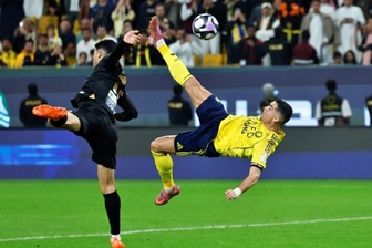 C.Ronaldo và Messi thi nhau khiến làng túc cầu dậy sóng