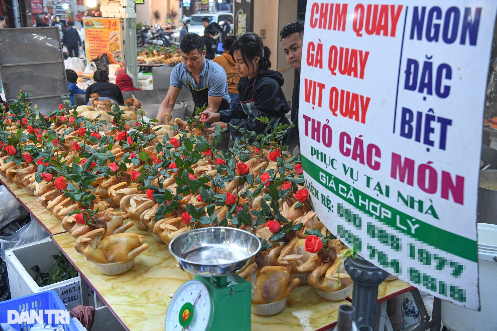 Chợ nhà giàu Hà Nội đông kín khách sáng 30 Tết, gà lễ gần triệu đồng/con - 5 Chợ nhà giàu Hà Nội đông kín khách sáng 30 Tết, gà lễ gần triệu đồng/con - 5