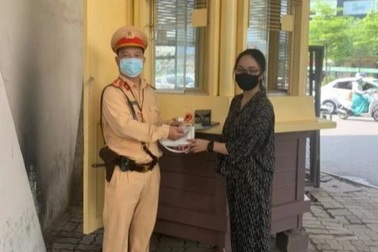 Hà Nội: Đại úy CSGT nhặt được ví tiền trả lại cho người dân