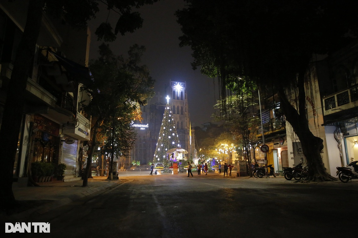 Cận cảnh 10 chốt chặn quanh Nhà thờ Lớn đêm Noel - 15 Cận cảnh 10 chốt chặn quanh Nhà thờ Lớn đêm Noel - 15