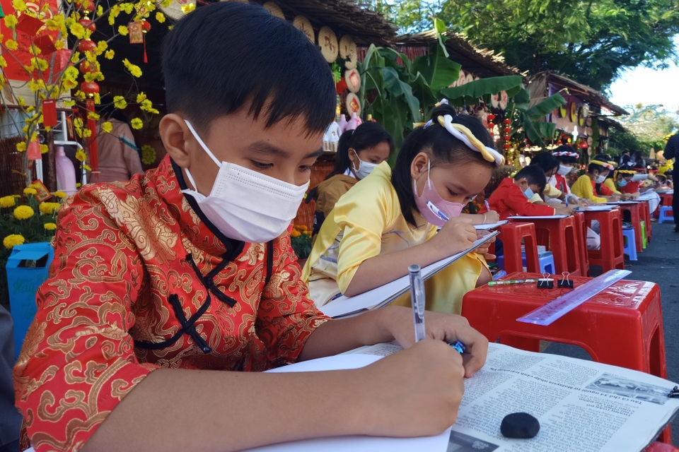 Học sinh náo nức thi vẽ tranh đón xuân Tân Sửu - 3 Học sinh náo nức thi vẽ tranh đón xuân Tân Sửu - 3