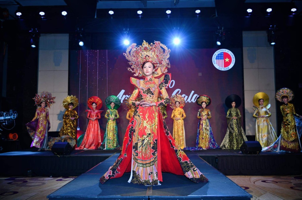 Minh Tiệp làm đạo diễn, bà xã Thùy Dương là vedette - 9 Minh Tiệp làm đạo diễn, bà xã Thùy Dương là vedette - 9