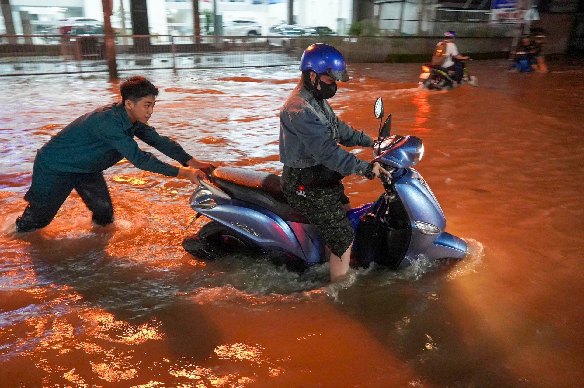 Người Cần Thơ đội mưa, lội nước về nhà trong ngày triều cường vượt báo động - 1