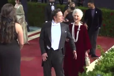 Elon Musk dự sự kiện cùng mẹ