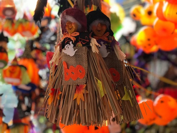 “Ma quỷ” Halloween xuống phố Hàng Mã: Càng kinh dị càng đắt tiền - Ảnh 14. “Ma quỷ” Halloween xuống phố Hàng Mã: Càng kinh dị càng đắt tiền - Ảnh 14.