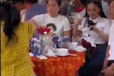 Ấm lòng cảnh người đàn ông "dọn" mâm cỗ tân gia tặng mẹ con bán vé số.