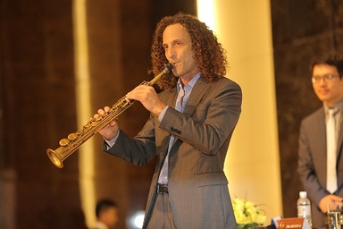 Huyền thoại saxophone Kenny G và nhóm Battery Dance biểu diễn tại Hà Nội sáng 13/10