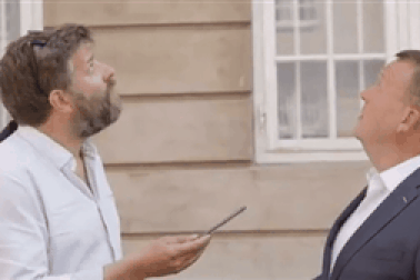 Thủ tướng Đan Mạch suýt bị ngói rơi trúng khi trả lời phỏng vấn