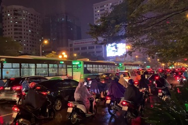 5 Xe BRT nối đuôi nhau như đoàn tàu nổi bật giữa đoạn đường tắc