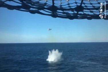 Rộ video nghi tiêm kích Mỹ đánh rơi thùng dầu sát tàu sân bay