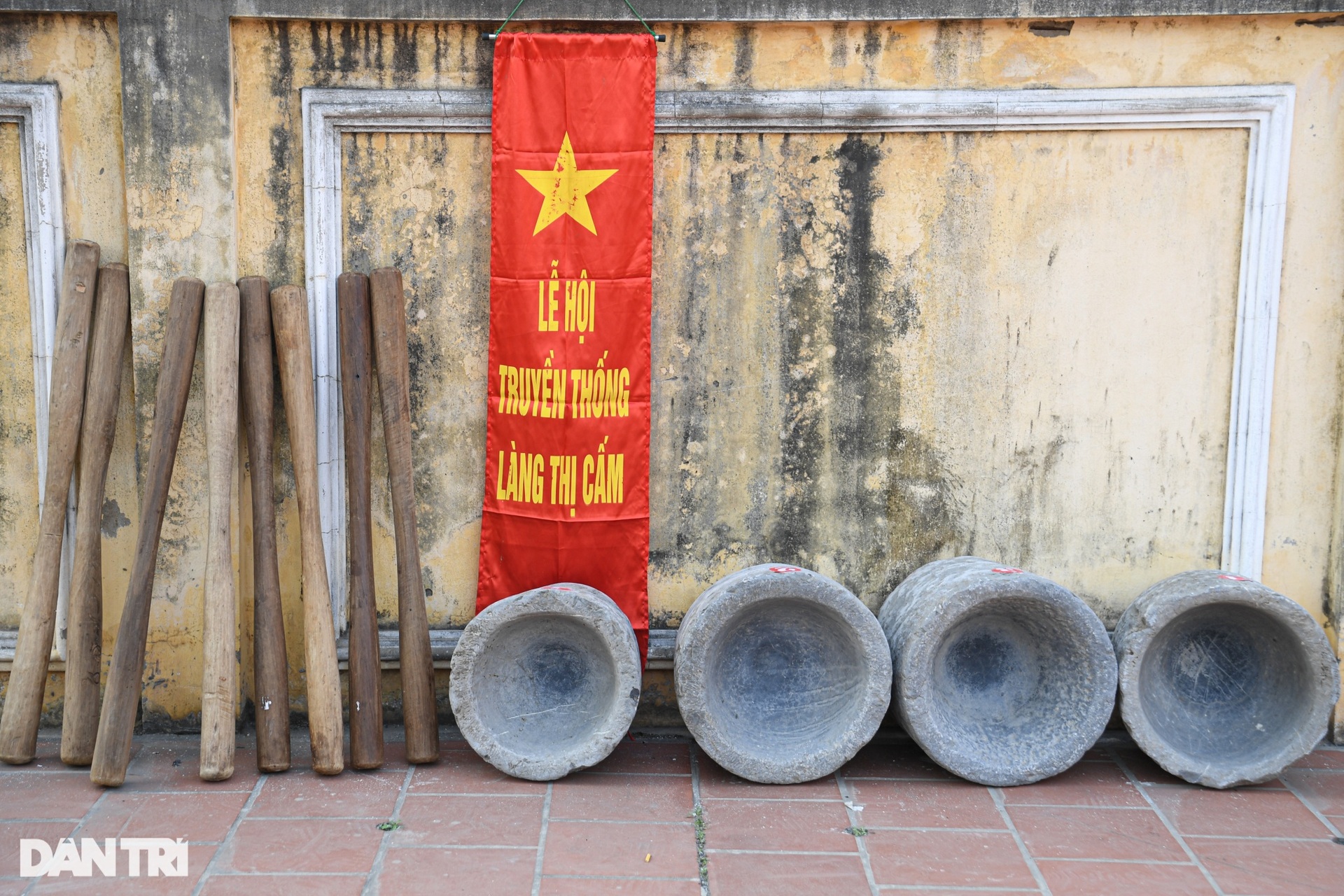 Cả làng chung tay giã gạo, thổi lửa thi nấu cơm giữa sân đình ở Hà Nội - 3 Cả làng chung tay giã gạo, thổi lửa thi nấu cơm giữa sân đình ở Hà Nội - 3