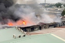 Gần 200 cảnh sát khống chế hỏa hoạn tại nhà kho ở TPHCM