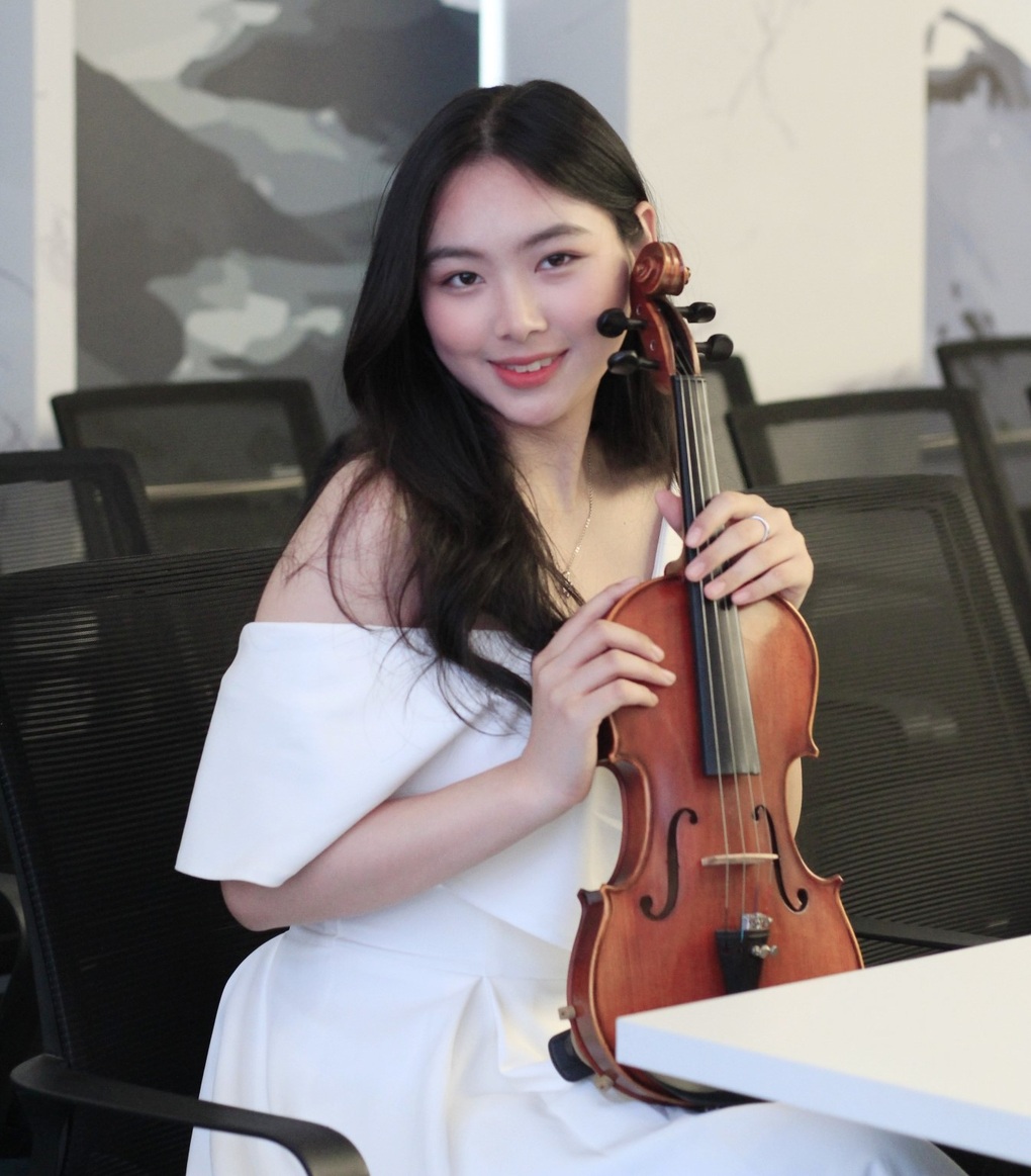 Nữ sinh Học viện Ngoại giao thành thạo tiếng Anh nhờ đam mê đàn violin - 2 Nữ sinh Học viện Ngoại giao thành thạo tiếng Anh nhờ đam mê đàn violin - 2