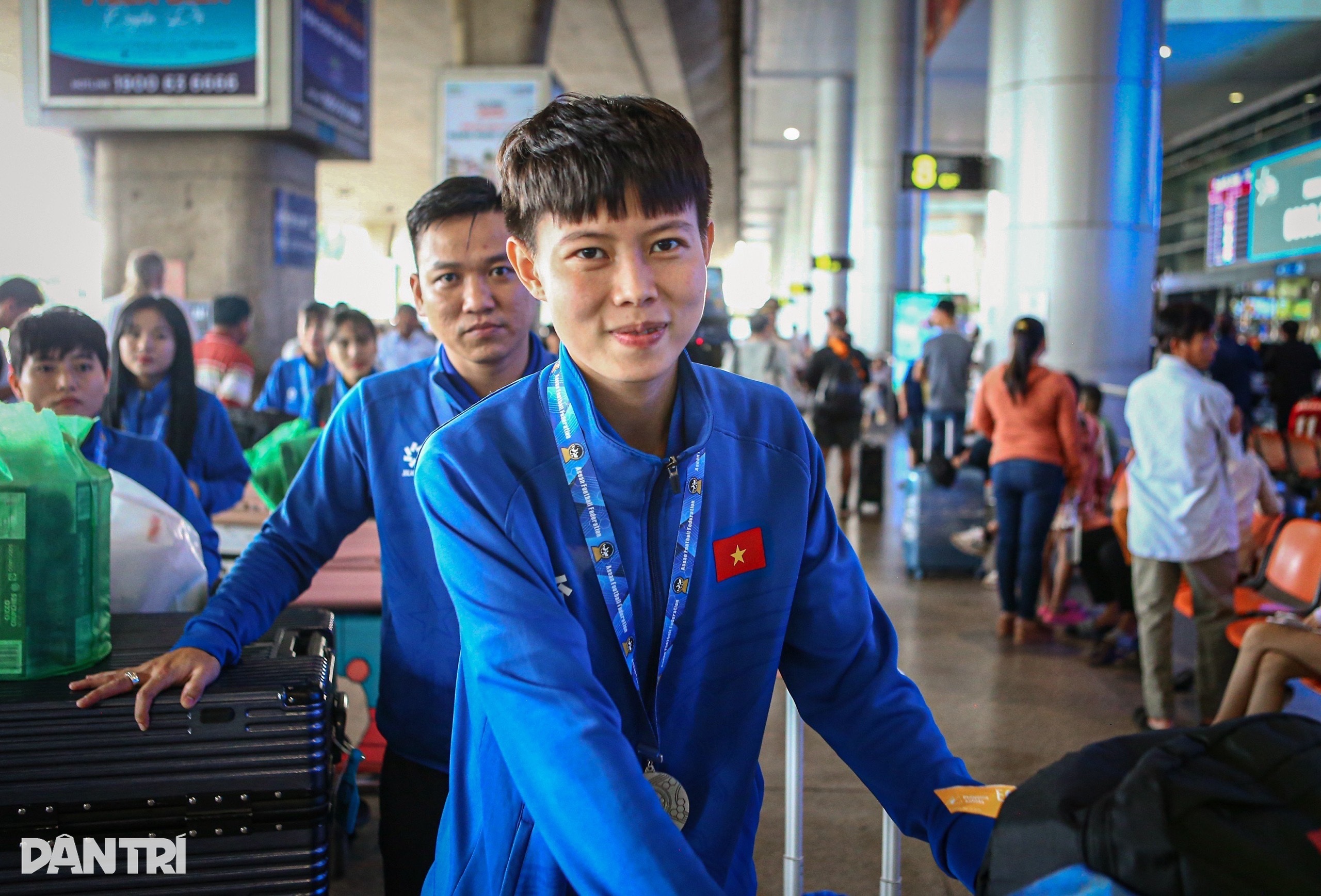 ក្រុមហ្វូតសាលនារីវៀតណាមនាំយកពានជើងឯកអាស៊ីអាគ្នេយ៍ទៅទីក្រុងហូជីមិញ - ៧ Đội tuyển futsal nữ Việt Nam mang cúp vô địch Đông Nam Á về đến TPHCM - 7