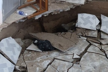 Người dân đang tiêm vaccine, sàn nhà trung tâm y tế bất ngờ bị sụp