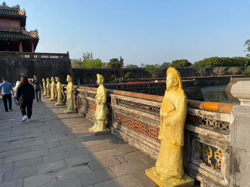 Thu hồi tượng giấy đặt ở lối dẫn vào Ngọ Môn Huế - 1 Thu hồi tượng giấy đặt ở lối dẫn vào Ngọ Môn Huế - 1