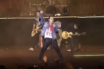 Bức Tường "bùng cháy" với nhạc cách mạng, sân khấu 20.000 người như vỡ òa