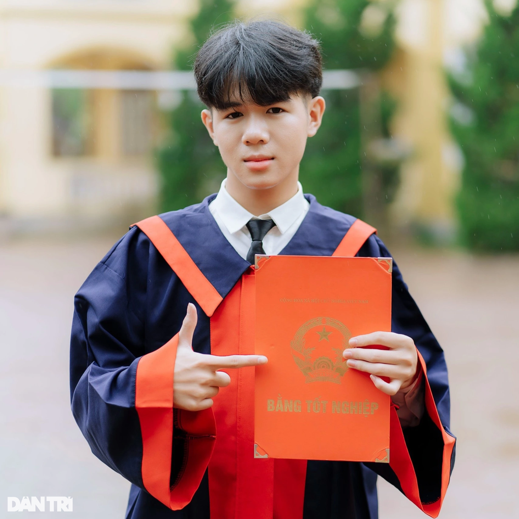 Đã được tuyển thẳng, nam sinh người thiểu số vẫn thi đạt điểm cao nhất tỉnh - 4 Đã được tuyển thẳng, nam sinh người thiểu số vẫn thi đạt điểm cao nhất tỉnh - 4