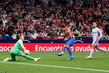 Luis Suarez ghi bàn, Atletico đẩy Barcelona vào khủng hoảng