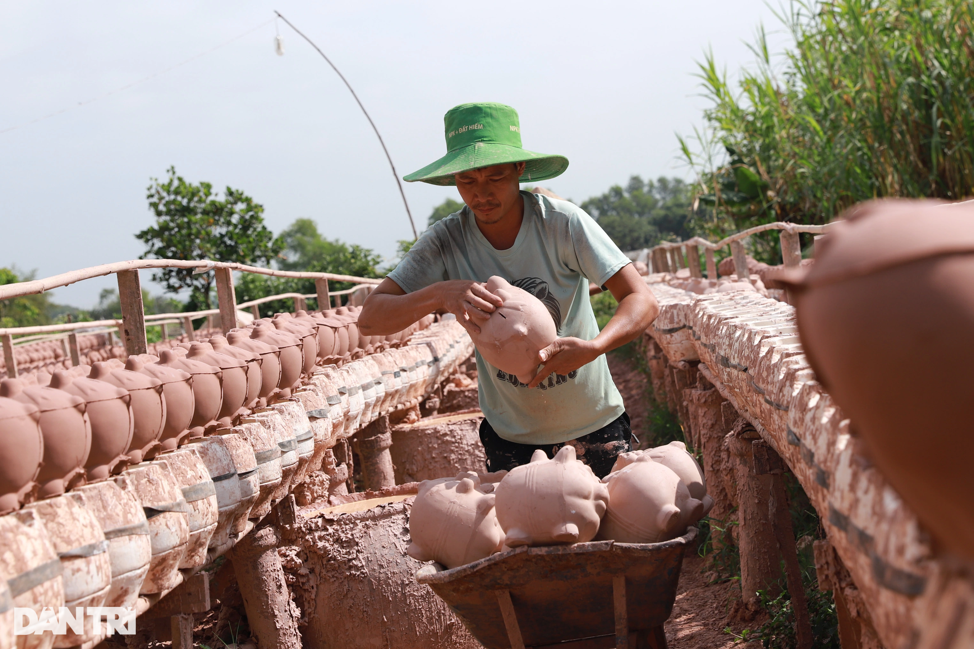 Lò nung tượng mèo đất tất bật ngày cận Tết Quý Mão - 2 Lò nung tượng mèo đất tất bật ngày cận Tết Quý Mão - 2