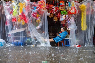 Nhiều tuyến phố cổ Hà Nội ngập sâu chưa từng thấy